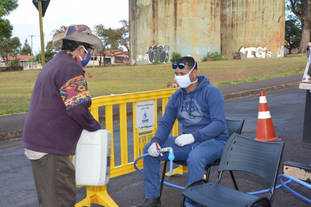 Distribuição do produto é feita pelo SAAE; agentes comunitários da Secretaria de Saúde orientam moradores sobre utilização
