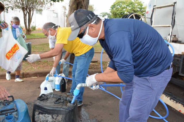 Distribuição do produto é feita pelo SAAE; agentes comunitários da Secretaria da Saúde orientam sobre utilização do hipoclorito