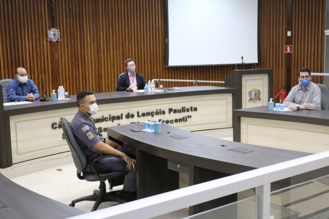 Prado, Nardeli, capitão Marcelo e Ricardo durante coletiva de imprensa