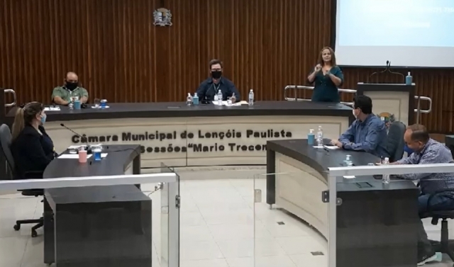 Prado, Nardeli, Dr. Norberto, Ricardo e Dr. Mariska durante coletiva de imprensa; tradução foi feita pela intérprete de libras, Isvete Payão