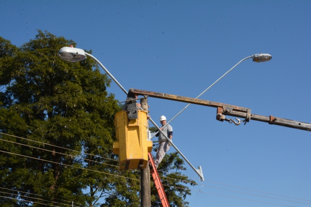 Equipes da empresa contratada pela Prefeitura trabalham em trecho da Lázaro Brígido Dutra nesta segunda, 1º
