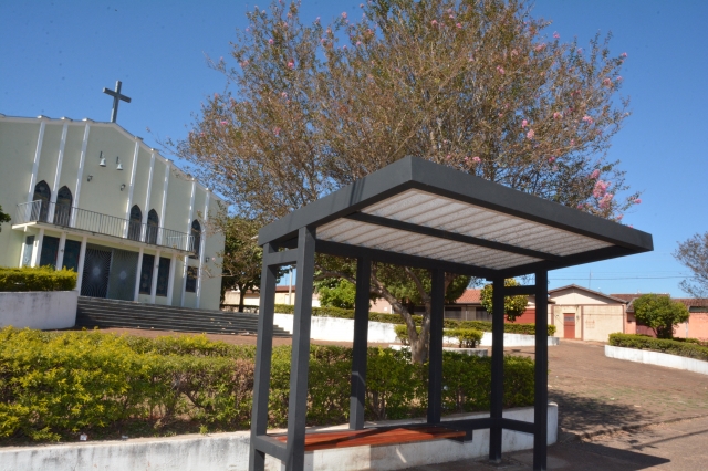 Prefeitura constrói e instala novos pontos para transporte coletivo