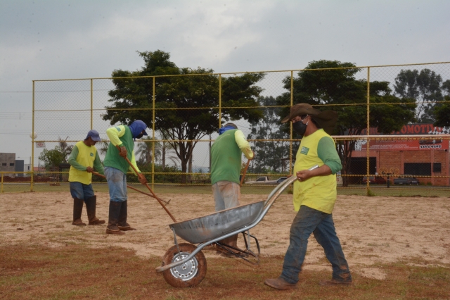 Funcionmários da empresa contratada pela prefeitura durante as obras no Jardim do Caju
