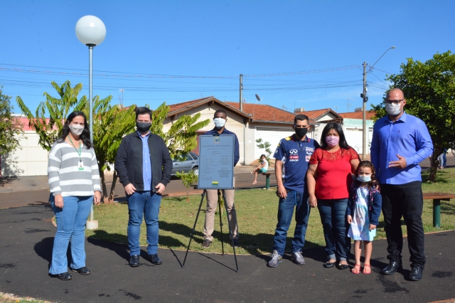 Prado, o vereador Bibaia e a secretária Edéria participaram do ato que contou com a presença de familiares do homenageado