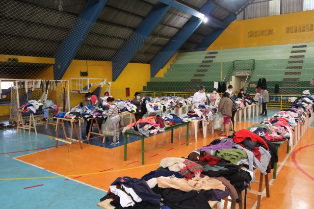 Por ter estrutura necessária e estar localizado no Centro, o ginásio Tonicão foi escolhido para entrega dos agasalhos