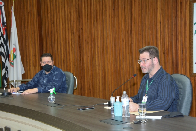 Prefeito Prado e vereador André Sasso em coletiva de imprensa