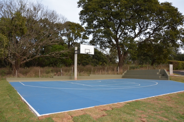 Espaço recebeu quadra para prática de basquete