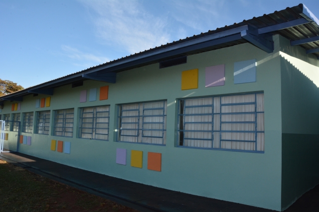Detalhe de um dos blocos da Escola Maria Zélia Camargo Prandini que recebeu nova pintura e melhorias