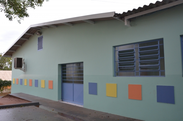 Detalhe da fachada da Escola Maria Cordeiro Fernandes Orsi após a pintura do prédio