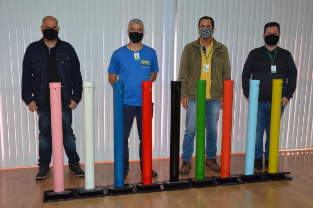 Dispenser de álcool em gel é produzido por servidores para utilização em unidades de saúde