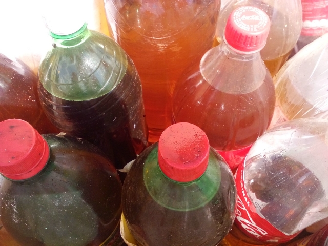 O óleo de cozinha após o consumo deve ser armazenado em garrafa pet