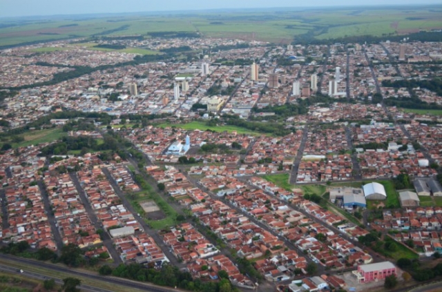 Lençóis Paulista possui área territorial total de 809,541Km² e área urbana com 43,504Km²