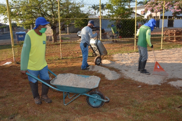 Equipes durante as obras de adequação do campo de futebol no Núcleo Luiz Zillo