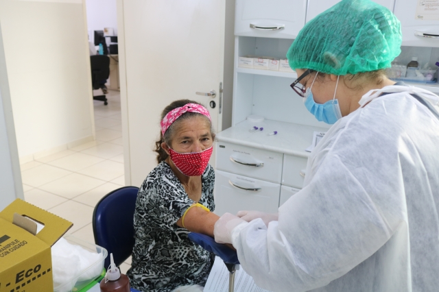 Mulher realiza teste para Covid-19