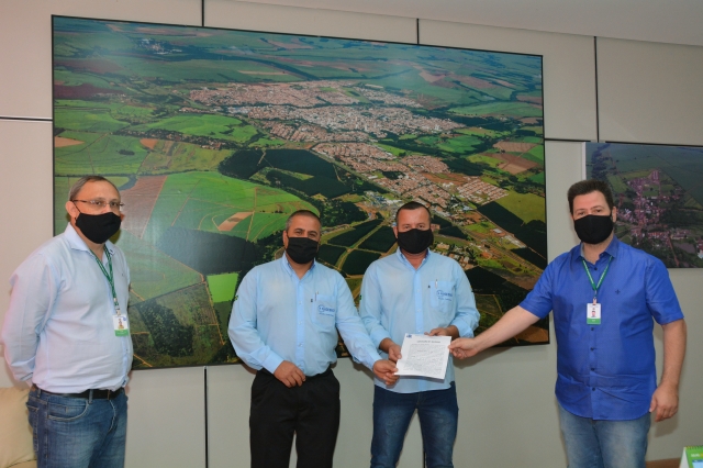 Sócios da empresa Anjkos e Anjos Decorações e Gesso durante encontro com o prefeito Anderson Prado