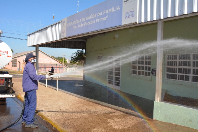 Servidor do SAAE realiza o procedimento de desinfecção no entorno da ESF Doutor João Paccola Primo