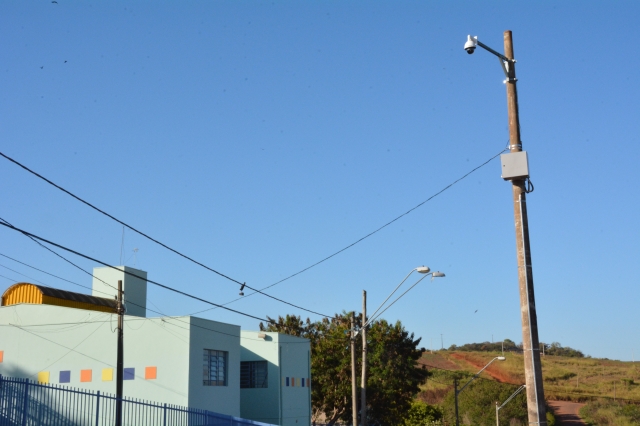 Poste danificado foi reinstalado e recebeu reforço em sua estrutura de sustentação
