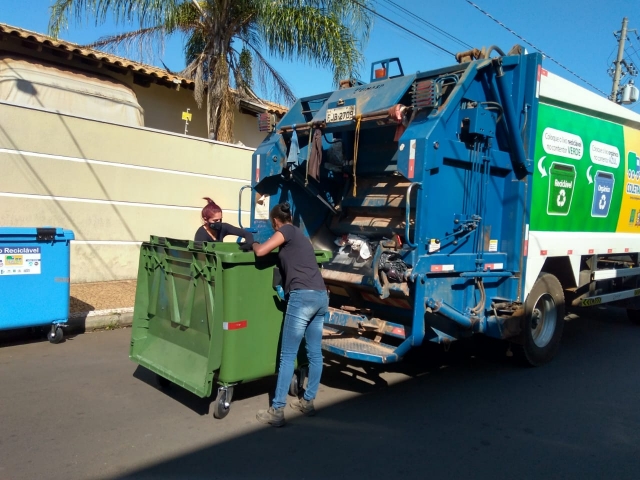 Veículo equipado e utilizado pela Prefeitura para recolher o lixo dos contentores