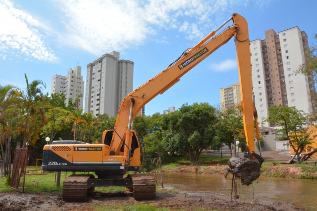 Retroescavadeira durante o trabalho de limpeza e retirada de areia e vegetação do leito do Rio Lençóis