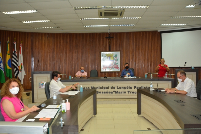Coletiva foi realizada nesta sexta na Câmara Municipal; retorno das aulas depende de aval do Comitê de Enfrentamento à Covid-19