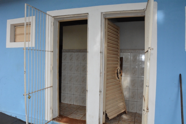 Portas, janelas, vidros, fechaduras foam danificadas; objetos de cobre nos túmulos também foram levados