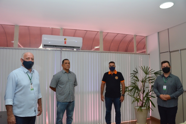 Da esquerda para direita coronel Fantini, sargento Gerson, Willian Cerulo e prefeito Prado durante encontro nesta segunda-feira