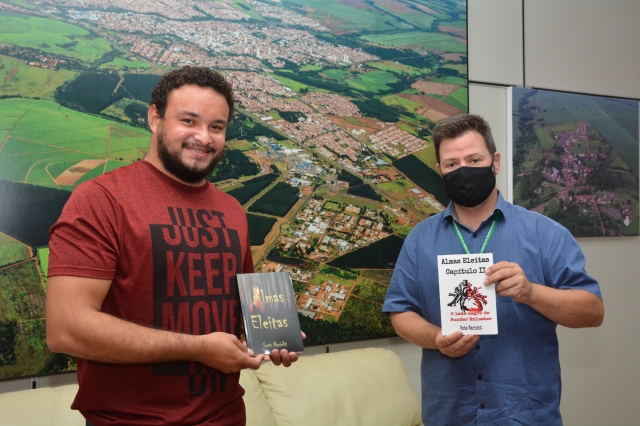 Prado durante encontro com o escritor Josué de Melo
