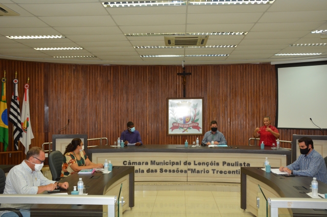 Coletiva desta segunda-feira, 11, realizada na Sala das Sessões Mário Trecenti