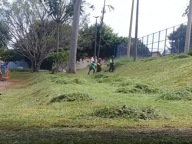 Limpeza da Praça Armando Orsi, no Núcleo João Zillo (Cecap)