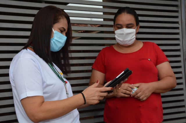 A agente comunitária de Saúde, Simone Santos de Oliveira, utiliza o equipamento durante visita domiciliar no Jardim Monte Azul.
