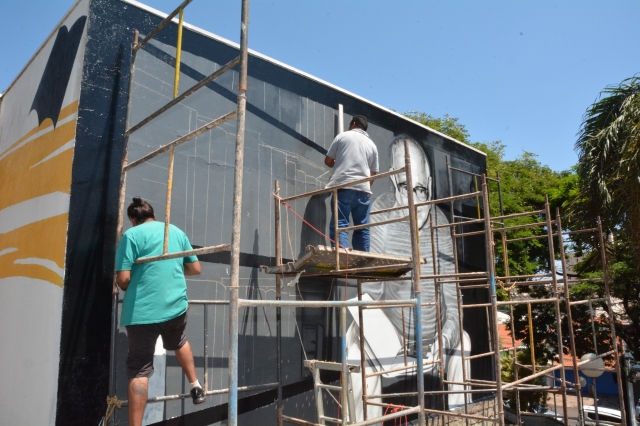 O artista plástico Cristiano Paccola (Pacolinha) executa a técnica de grafite mural para a reprodução de imagem do escritor Orígenes Lessa na BMOL
