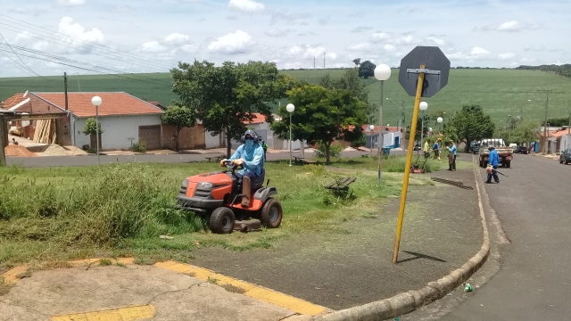 Limpeza na Praça dos Trabalhadores, Jardim do Caju, realizada por equipe da prefeitura