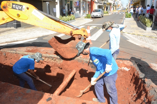 Filmagem interna da galeria constatou o deslocamento da tubulação por onde escoam as águas das chuvas