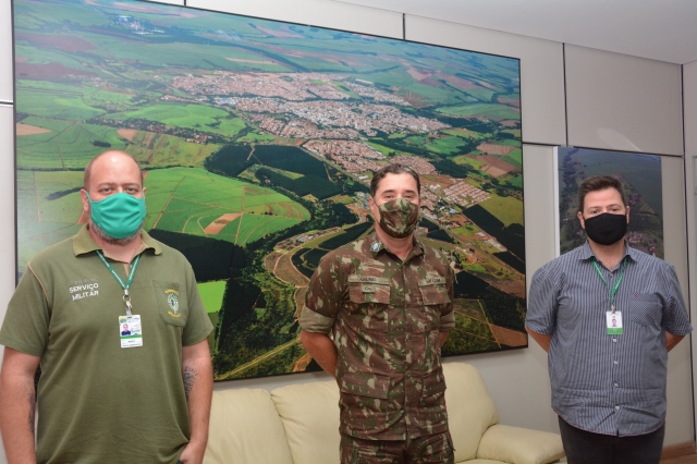 Marco Campanhoni, primeiro Tenente Gilnei e o prefeito Prado após reunião realizada no gabinete