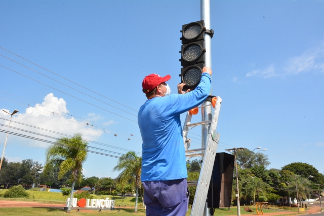 Servidor trabalha na preparação do semáforo que deve entrar em operação na próxima quarta-feira, 3