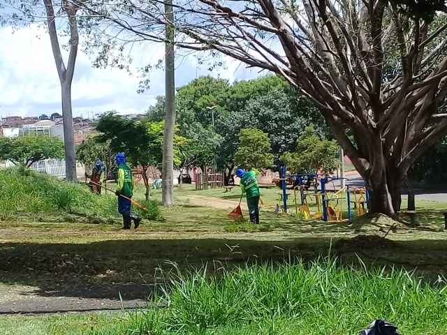 A Praça Armando Orsi, na Cecap, foi um dos locais que receberam equipes da limpeza no início da semana