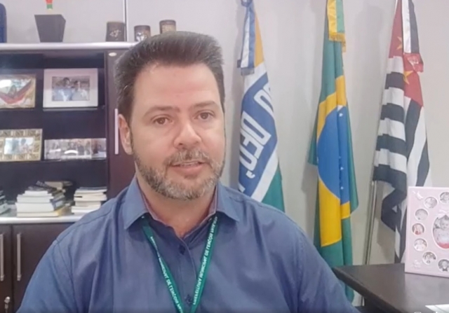 Prefeito Anderson Prado de Lima durante pronunciamento em seu gabinete na tarde desta quarta-feira