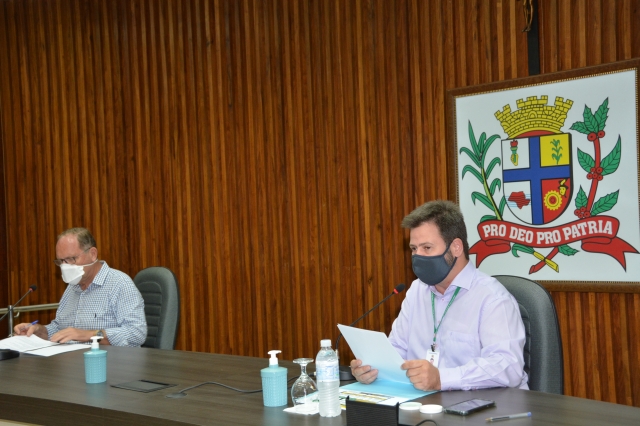Prefeito Anderson Prado e Norberto Pompermayer, presidente do Comitê, durante pronunciamento