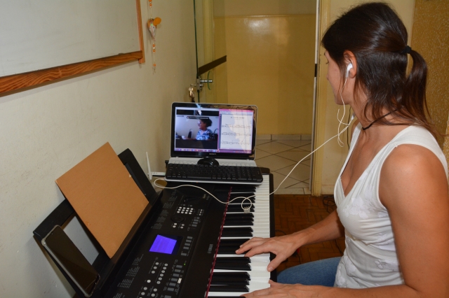 Monitora Nanci durante aula de teclado na Secretaria de Cultura