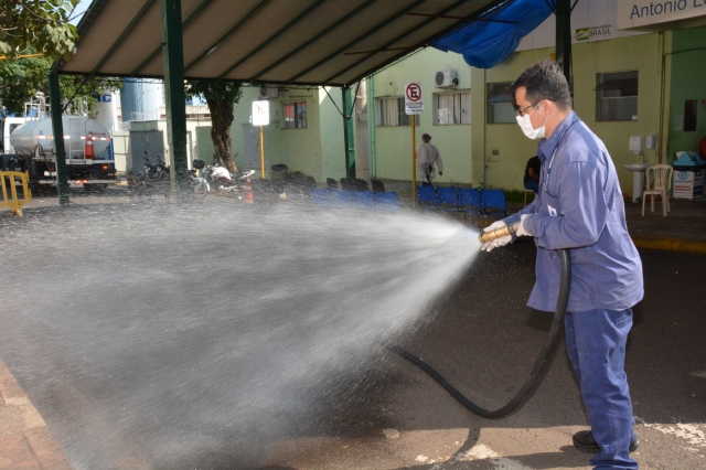 Servidor do SAAE durante a desinfecção defronte a Unidade de Pronto Atendimento (UPA)