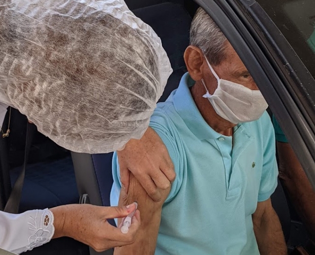 Pelo sistema drive-thru, vacinação para pessoas com 67 anos ou mais segue no Júlio Ferrari