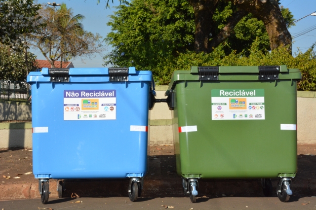 Os contentores azuis são usados para descarte de resíduos orgânicos, e os verdes para descarte de resíduos recicláveis