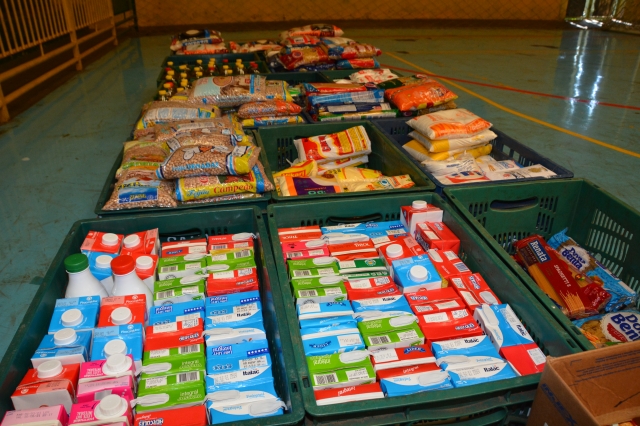 Itens arrecadados pela Defesa Civil no Tonicão; material passará por triagem, separação e será enviado para entidades