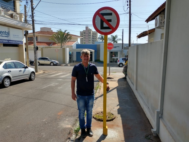 O coordenador de trânsito mostra o novo poste, de cimento, para sinalização vertical