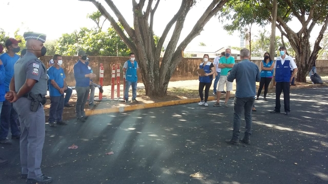 Luiz Mariano, coordenador de trânsito, falou a alunos e instrutores de autoescolas, com apoio da Polícia Militar