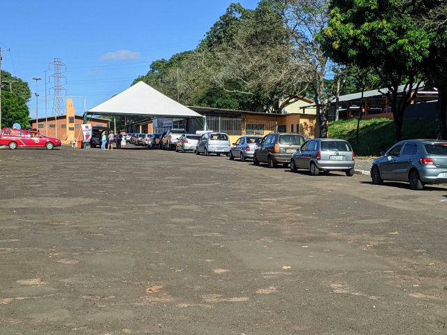 Motoristas aguardam no Recinto de Exposições da Facilpa para receber a vacina contra a Covid-19