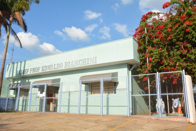 Fachada da Escola Edwaldo Roque Bianchini na Cecap