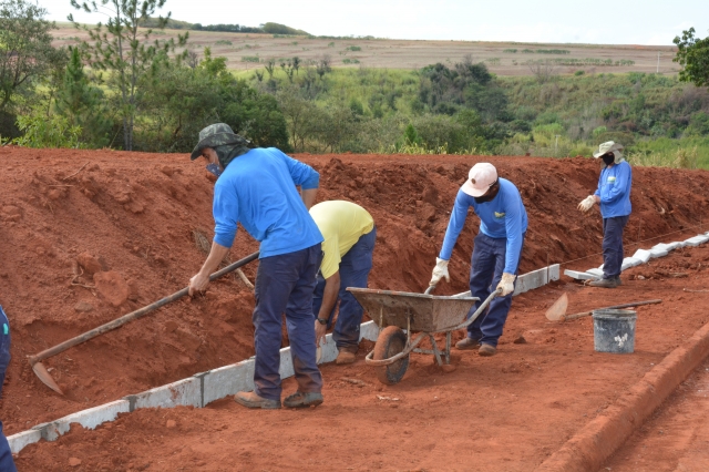 Servidores trabalham no assentamento de guias em trecho da Avenida Guido Leda que vai receber passeio público