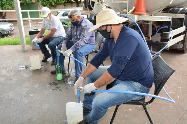 Servidores do SAAE durante entrega do hipoclorito na Vila Maria Cristina