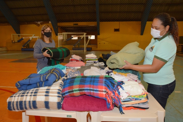 Servidores da Prefeitura realizam triagem das peças recebidas no Ginásio de Esportes Tonicão; campanha segue até 31 de maio